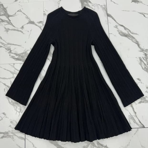 럭키슈에뜨 블랙 플리츠 원피스