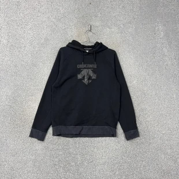 데상트 로고 프린팅 블랙 기모 후드티 L