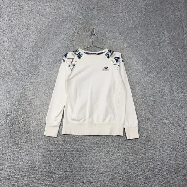 뉴발란스 로고 여성 화이트 맨투맨 85