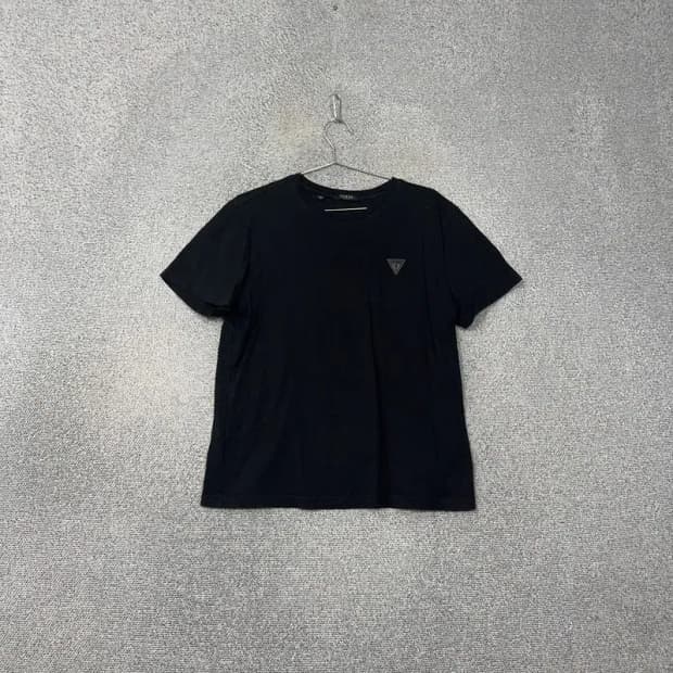 게스 블랙 삼각로고 남성 반팔 티 XL