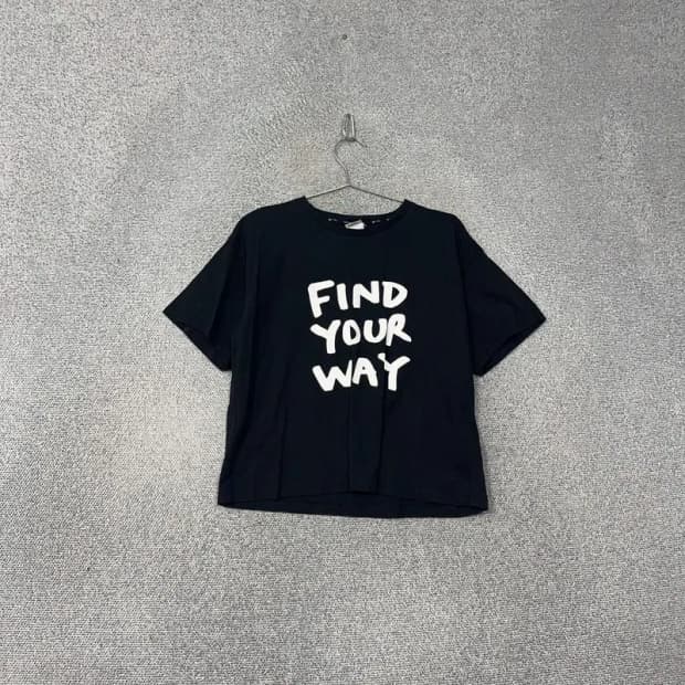 푸마 프린팅 스펠 로고 블랙 반팔 티 S