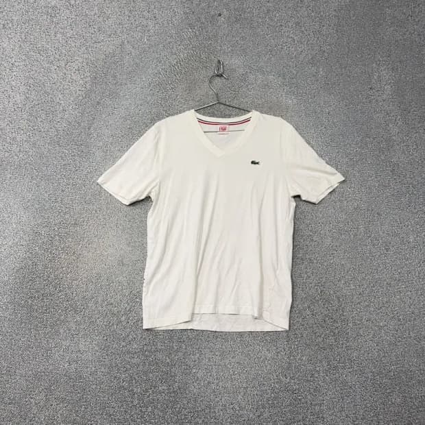 라코스테 화이트 심플 로고 브이넥 코튼 반팔티 105