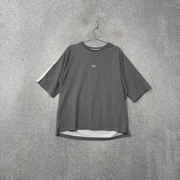 질스튜어트 프린팅 센터 로고 그레이 반팔 티 105