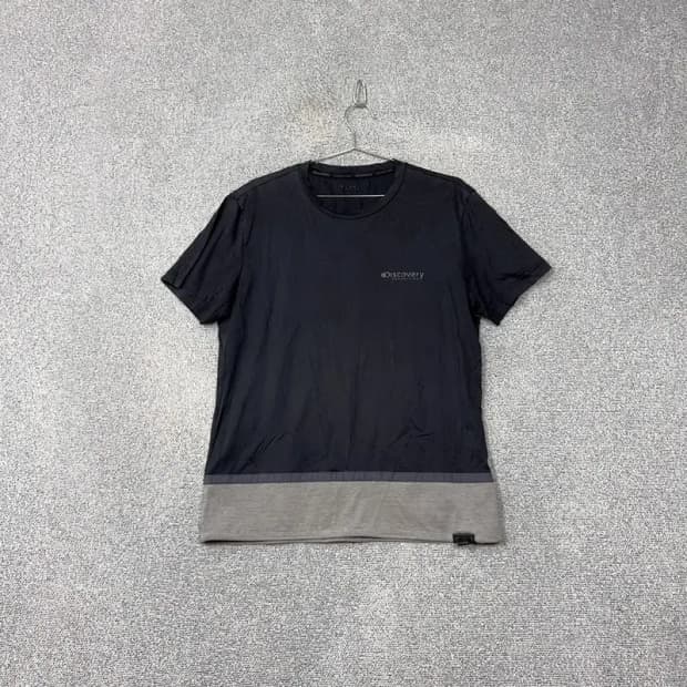 디스커버리 블랙 캐주얼 반팔 티 105