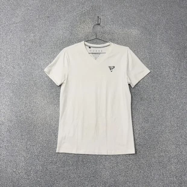 게스 화이트 삼각 로고 반팔 티 MEDIUM