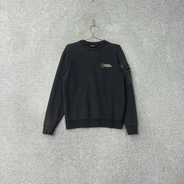 내셔널지오그래픽 로고 포켓 블랙 맨투맨 S