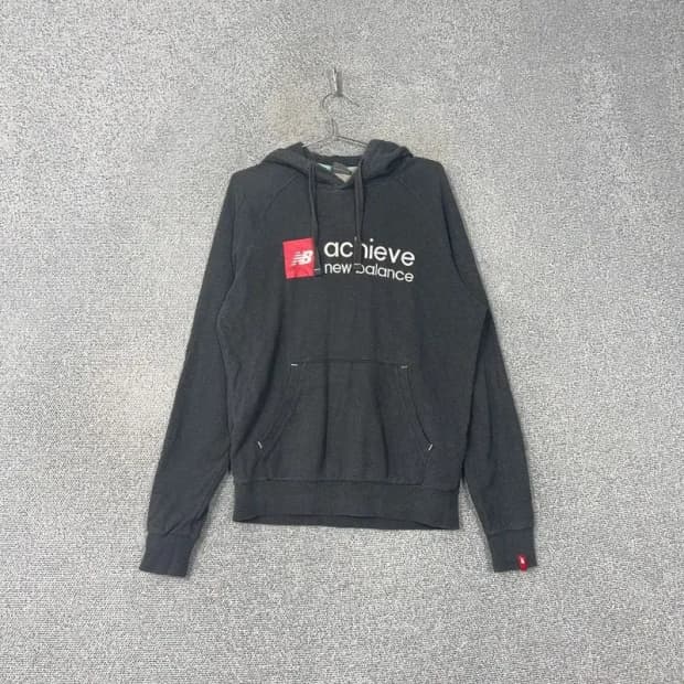 뉴발란스 스펠 프린팅 로고 딥그레이 후드티 95