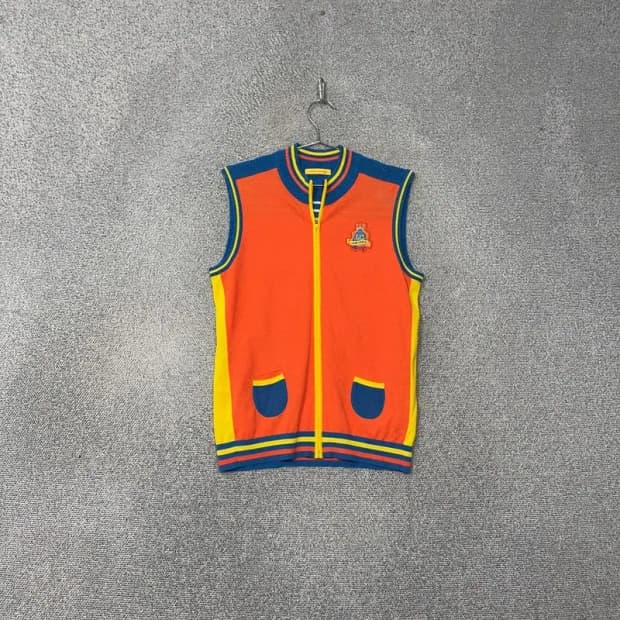 루이까스텔 로고 아크릴 니트 조끼 집업 105