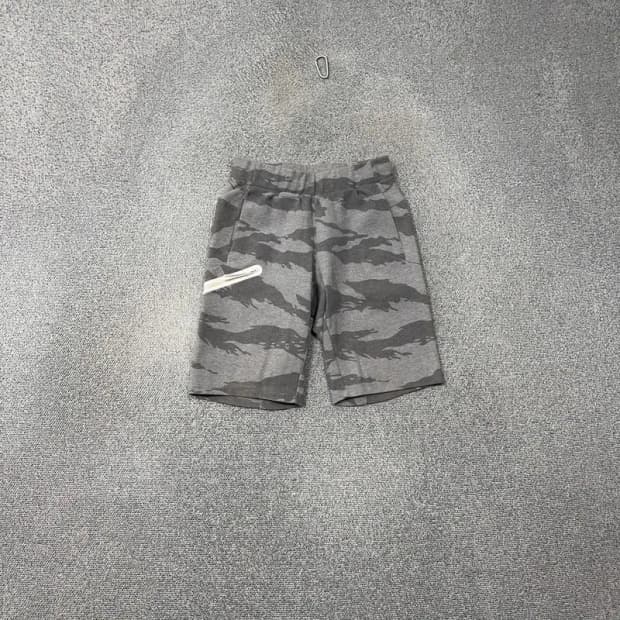 뉴에라 밀리터리 패턴 라이트 그레이 반바지 M