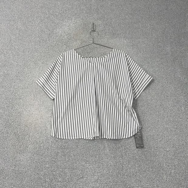 [새상품]에잇세컨즈 스트라이프 브이넥 블라우스 반팔 S