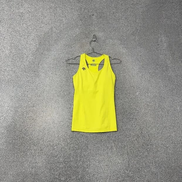 데상트 로고 형광 옐로우 기능성 민소매 나시 S