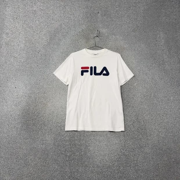 휠라 프린팅 스펠 로고 화이트 반팔 티 MEDIUM