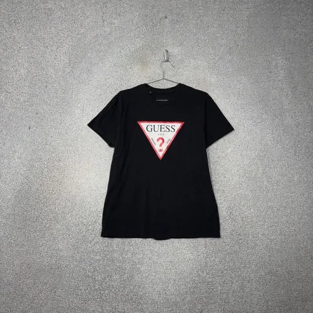 게스 삼각 프린팅 블랙 반팔 티 L