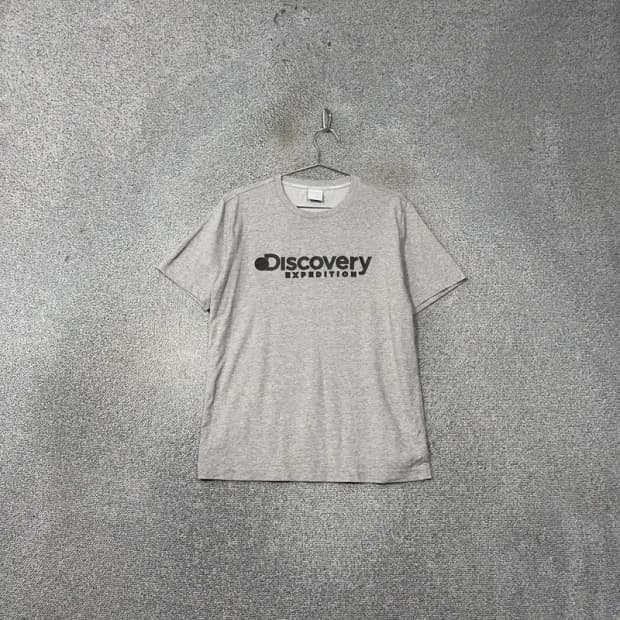 디스커버리 로고 프린팅 라이트 그레이 반팔 티 100