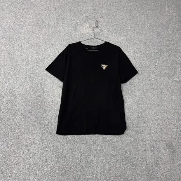 게스 백프린팅 삼각로고 블랙 반팔 티 XL