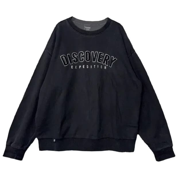 디스커버리 프린팅 블랙 맨투맨 105