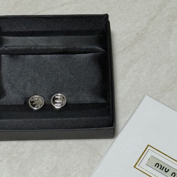 미우미우 귀걸이 미우미우 로고 귀걸리이