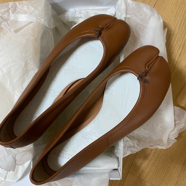 메종메르지엘라 타비 플랫 36.5 사이즈 브라운 새상품 정품 팔아요 