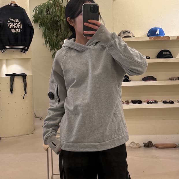 씨피컴퍼니 렌즈 패치 후드 스웻셔츠 그레이 U395