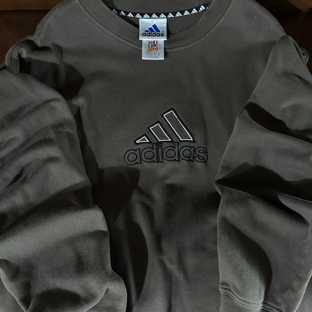 아디다스 90s 센터로고 브라운 스웻셔츠
