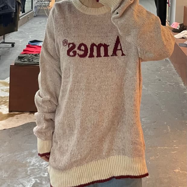 아메스 월드와이드 아이보리 로고 니트  H2365