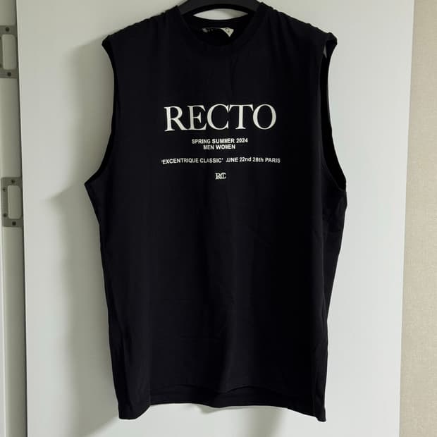 <L> 렉토 RECTO 로고 프린팅 슬리브리스 블랙