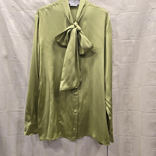 새상품) 구찌 GUCCI 유니폼 리본 블라우스 올리브 그린 실크 36(S