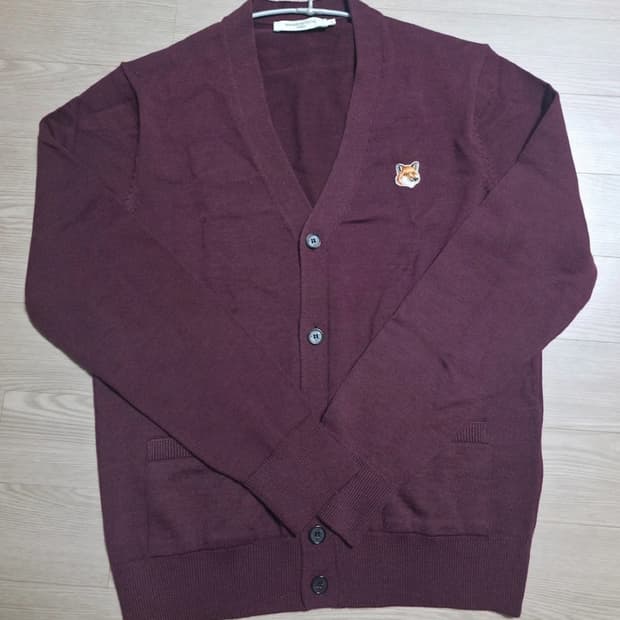 메종키츠네 가디건 M 팝니다. 백화점 판