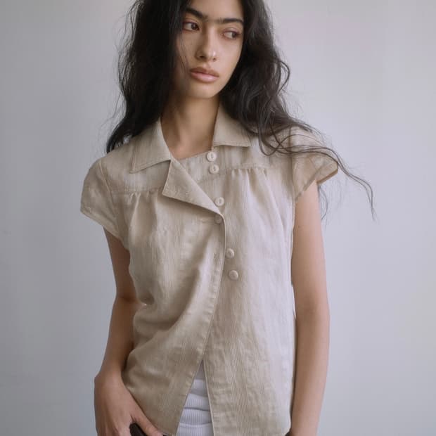 [구해요] 포르테나 WRAP BUTTON CAP SLEEVE BLOUSE