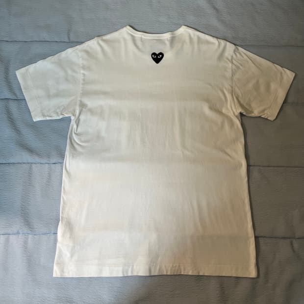 플레이 꼼데가르송 백 블랙 하트 자수 로고 반팔티 화이트 XL 상태최상