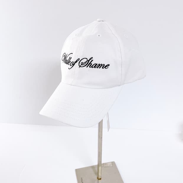 (정품/새상품) 워크 오브 셰임 공용 화이트 블랙 레터링 자수 볼캡