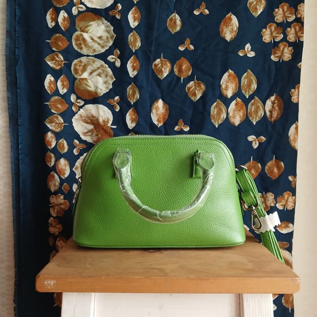 (새상품)TRYA'D 브랜드의 연두색 가죽가방 입니다