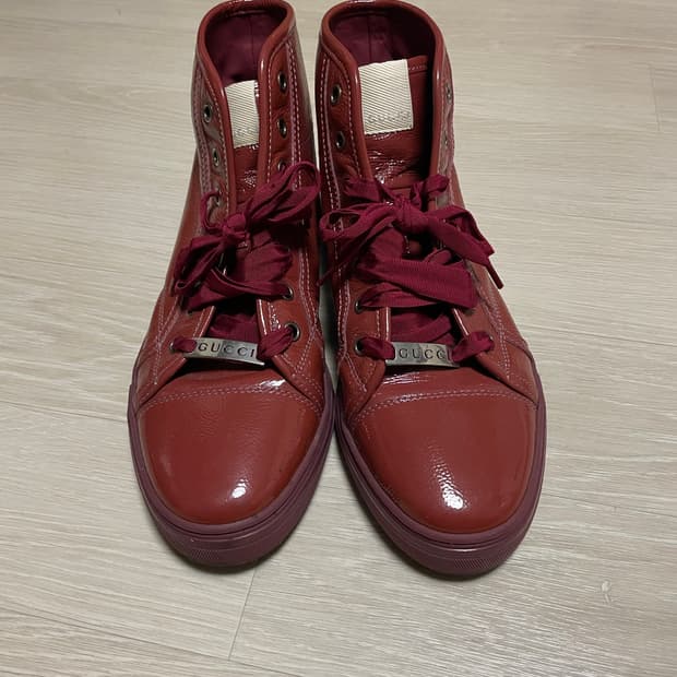 구찌(Gucci)의 페이턴트 레더 하이탑 스니커즈