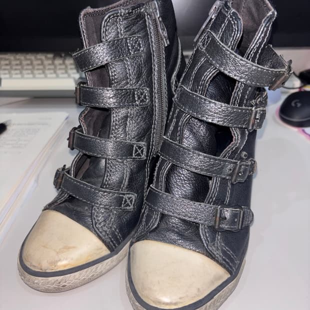 Ash 메탈릭 블랙 웨지스니커즈