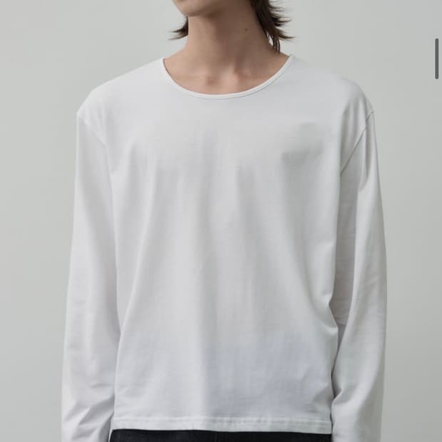 (새상품)(L) 알리스 플루이드 U넥 크롭 롱 슬리브 티셔츠 WHITE