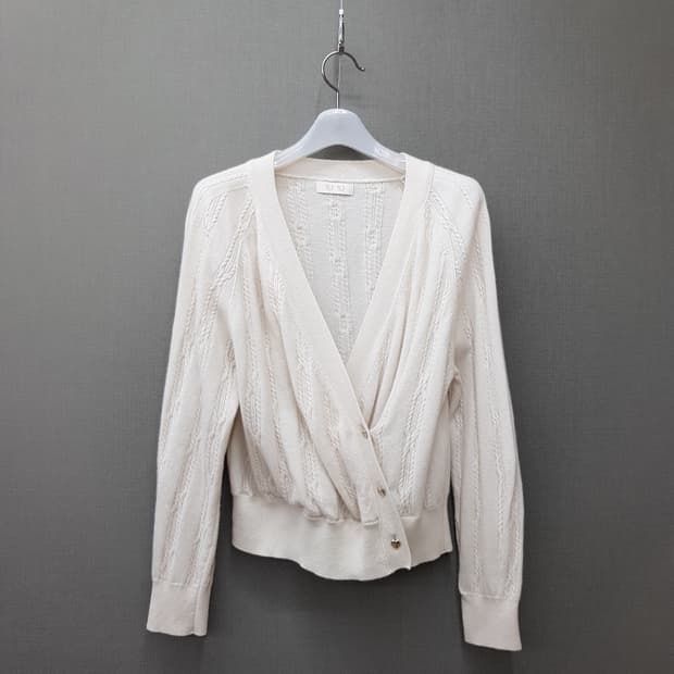 한섬 SJSJ  2023 케이블 브이넥 버튼 가디건  F90 사이즈