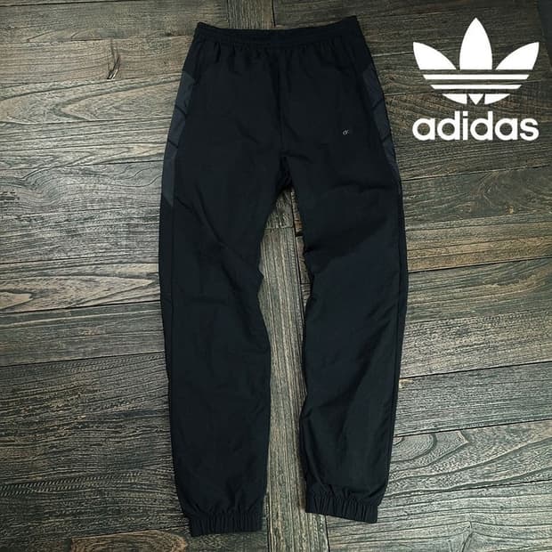 [아디다스] 로고 프린팅 나일론 조거 팬츠 블랙 M19687