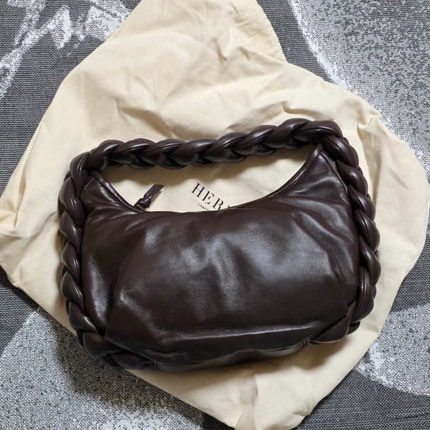 헤레우 에스피가 플레이티드 패디드 숄더백 다크브라운