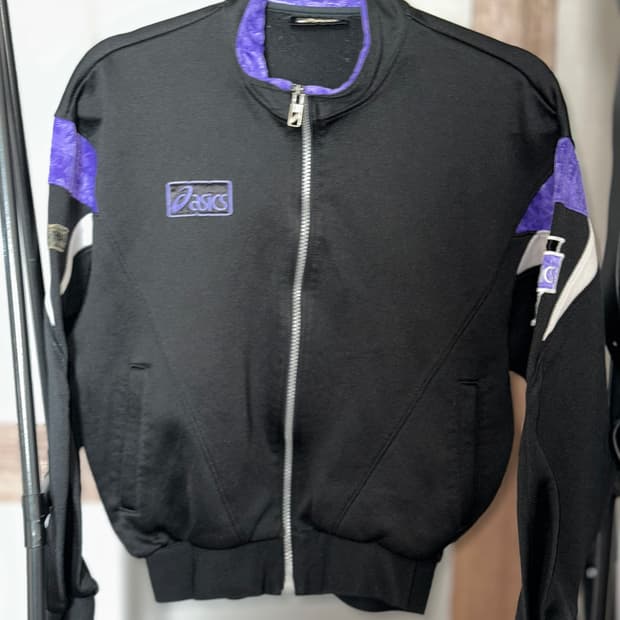 아식스 블랙퍼플 하이넥 크롭 자켓