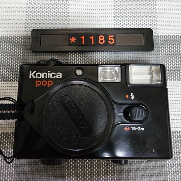 코니카 팝 블랙 필름카메라