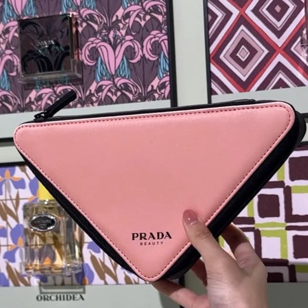 프라다 뷰티 핑크 삼각 파우치