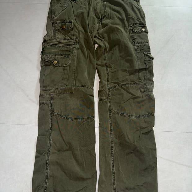 카키색 포켓 카고 바지