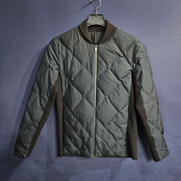 살레와 차콜컬러 남성 슬림핏 95 구스다운 경량패딩 