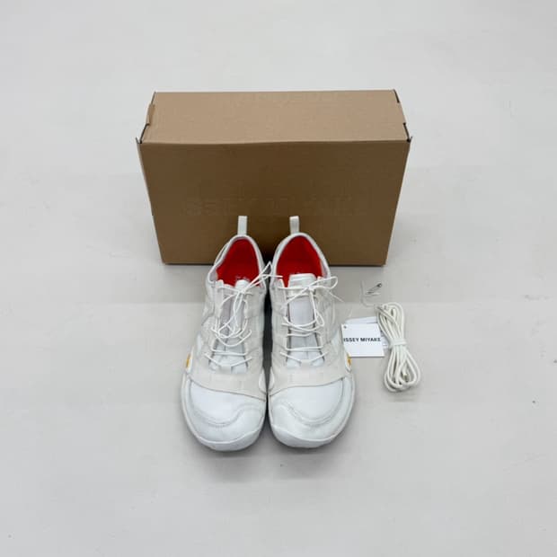 이세이미야케 x 뉴발란스 MT10O 화이트