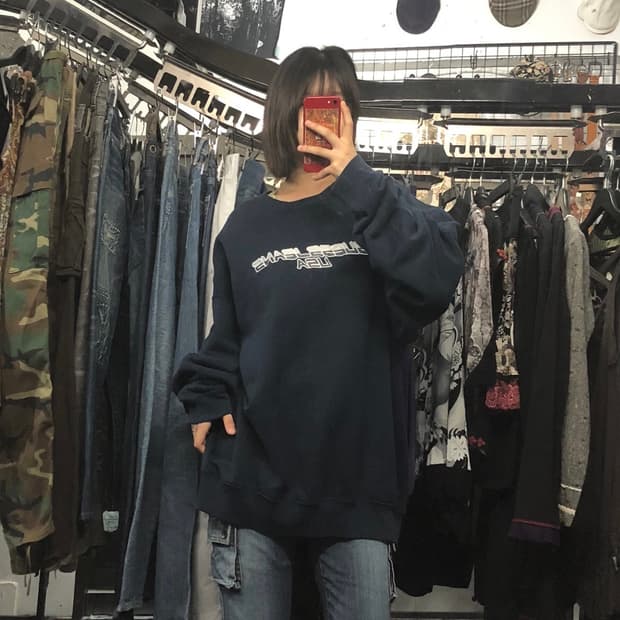 배색 프린팅 포인트 맨투맨