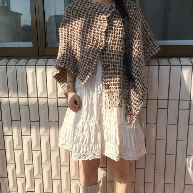 Fringe pattern knit cape