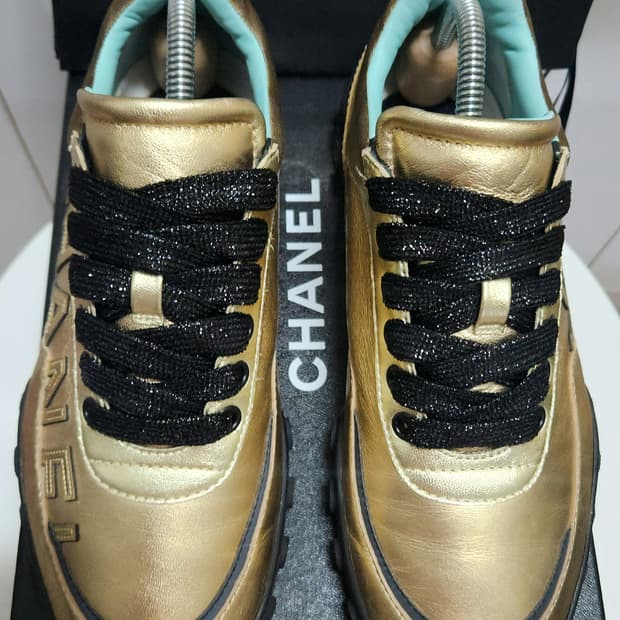 [정품 ) 샤넬 스니커즈 운동화 CC로고 골드/블랙 뒤급 크로커다일 가죽