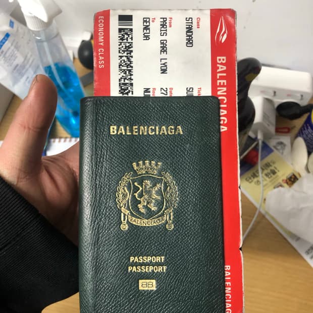 발렌시아가 패스포트 장지갑