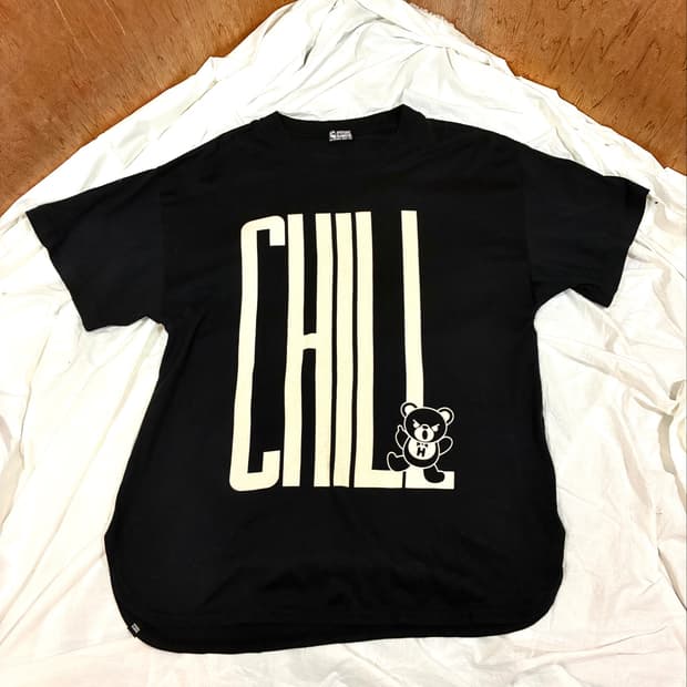 히스테릭 글래머 “CHILL” 블랙 그래픽 티셔츠