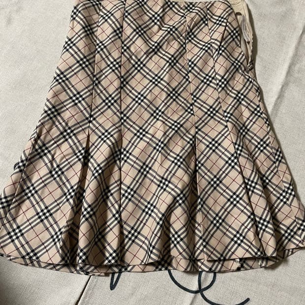 버버리 노바체크 미디스커트 (36)